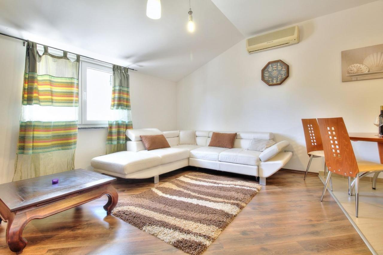 Apartments Suzy Умаг Экстерьер фото